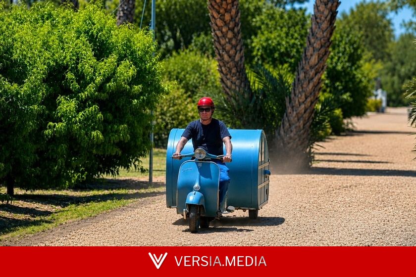Todo el mundo piensa que una Vespa solo sirve para moverse por ciudad. Esta de 1962 arrastra una camper con cama y cocina