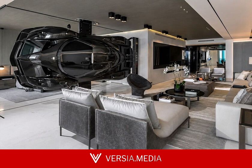 Donde tú pones pladur, este señor se gastó 4 millones en colgar un superdeportivo en mitad del salón de su mansión en Miami