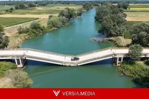 Este puente lleva casi tres a√±os cerrado porque puede derrumbarse. Aun as√≠, los vecinos lo siguen cruzando cada d√≠a