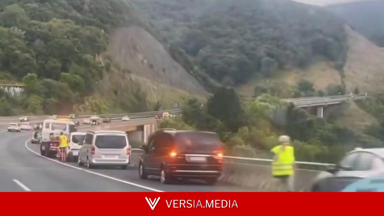Una veintena de vehículos acaba con los neumáticos pinchados por la caída de piezas metálicas en la A-8
