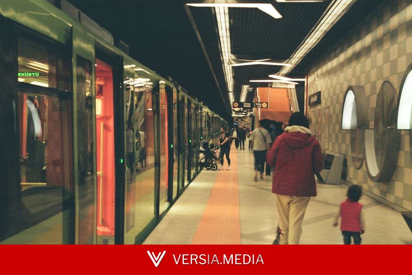 Beatriz vive en Valladolid y trabaja en Madrid. Cada día recorre más de 200 km en bus, tren y metro para poder llegar a la oficina