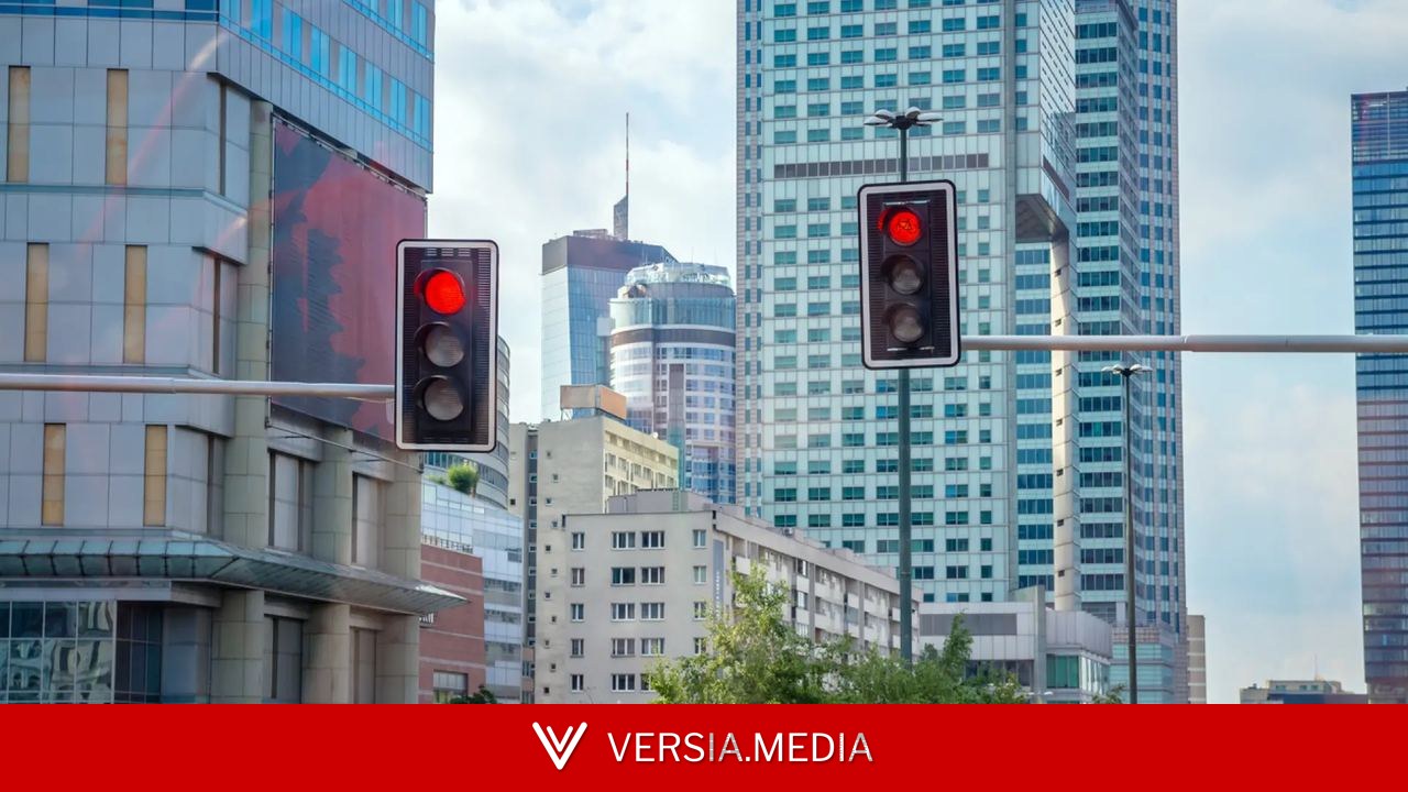 Aprobada la normativa de semáforos inteligentes en España: así cambiará la circulación de coches y peatones