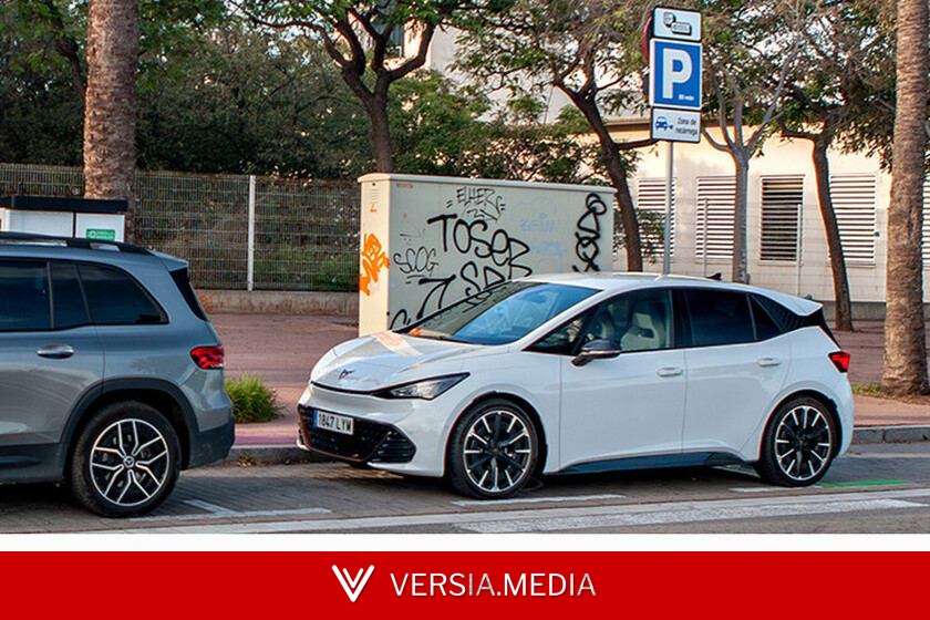 Tener un coche eléctrico no te da derecho a abusar de las plazas para coches eléctricos: si no cargas te pueden multar