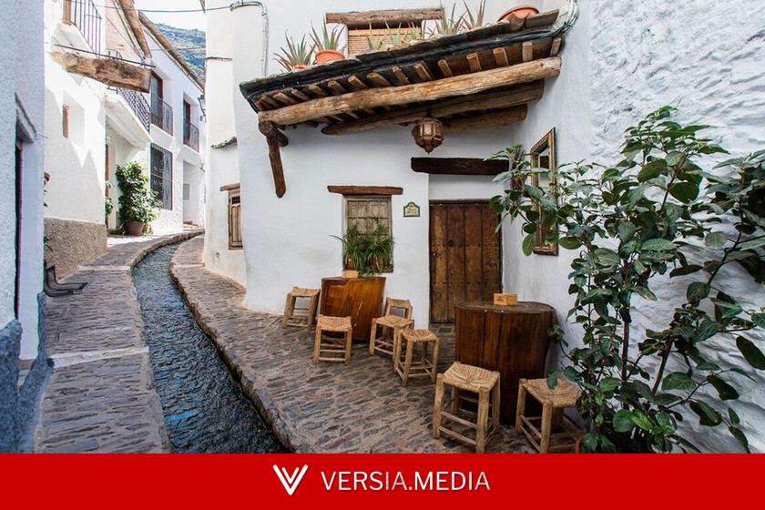 Ni Frigiliana ni Vejer: este pueblo de la Alpujarra con casas blancas y calles con ríos de agua es perfecto para ir con la camper