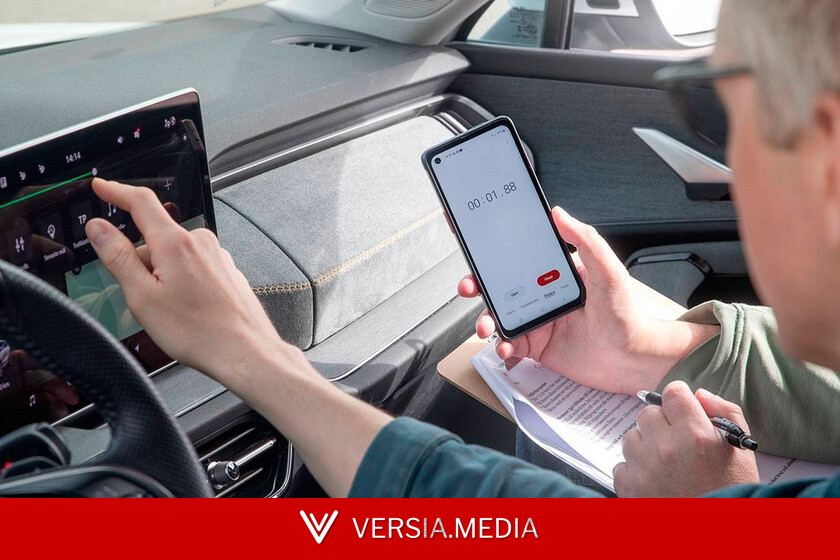 Los expertos en seguridad vial coindicen: las pantallas táctiles son más peligrosas que los botones de un coche de hace 20 años