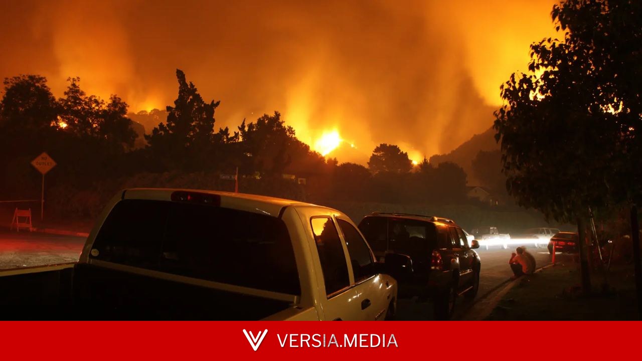 Ni seguir conduciendo ni apagar el fuego: qué hacer si te encuentras un incendio forestal al volante