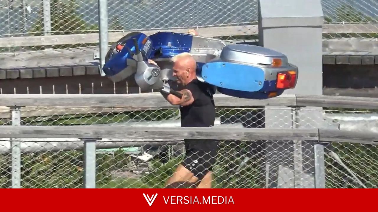 Un fanático de Vespa sube con la moto al hombro una torre de casi 40 metros para celebrar el aniversario de la firma